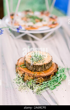 Frische micro Grüns auf Holz steht Teller auf dem Tisch. Catering Service. Restaurant Tisch mit Essen an. Stockfoto