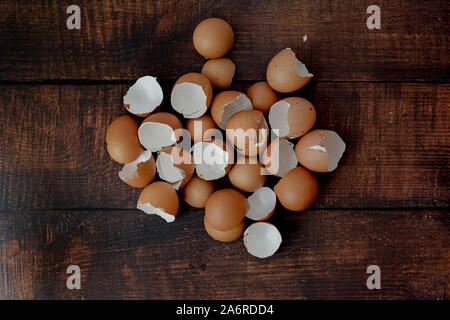 Kabelbruch im braunen Eier auf einem Holz Hintergrund verstreut Stockfoto