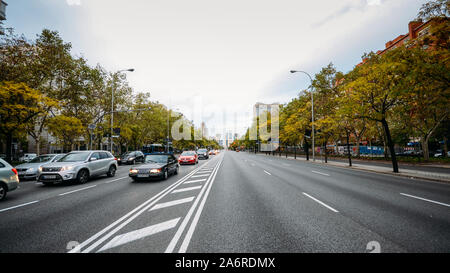 Madrid, Spanien - 27.Oktober 2019: Ansicht des Passeo de la Castellana und Tor zu Europa-twin Bürogebäude Türme in der Nähe der Plaza de Castilla Stockfoto