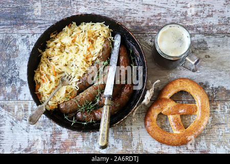 Bayerische Würste in einer Pfanne mit Schmorkohl. Oktoberfest essen. Selektive konzentrieren. Makro. Stockfoto