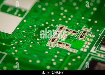Makro Fotografie eines grünen Leiterplatte aus alten elektronischen comptuter. Stockfoto