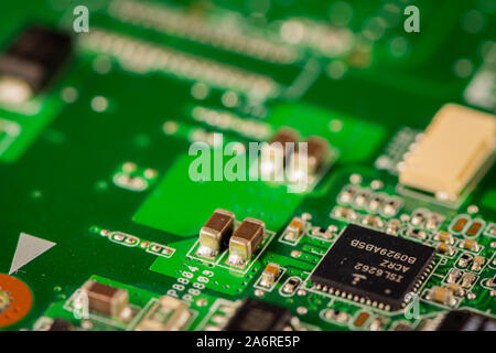 Makro Fotografie eines grünen Leiterplatte aus alten elektronischen comptuter. Stockfoto