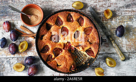 Hausgemachte Pflaumenkuchen. Herbst Pflaumenkuchen. New York Times Rezept Pflaumenkuchen. Stockfoto