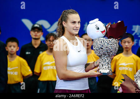 Aryna Sabalenka von Belarus wirft mit der Champion Trophy nach dem Sieg über Kiki Bertens der Niederlande während singles Finale der 2019 der Frauen Stockfoto