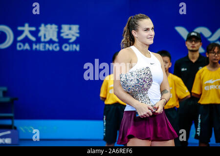 Aryna Sabalenka von Belarus wirft mit der Champion Trophy nach dem Sieg über Kiki Bertens der Niederlande während singles Finale der 2019 der Frauen Stockfoto