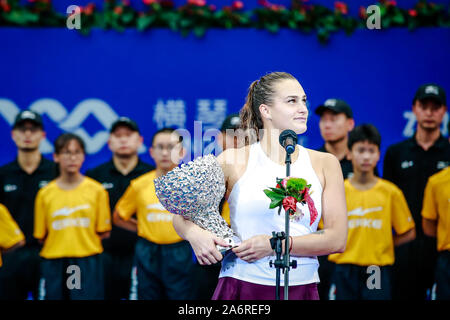 Aryna Sabalenka von Belarus wirft mit der Champion Trophy nach dem Sieg über Kiki Bertens der Niederlande während singles Finale der 2019 der Frauen Stockfoto