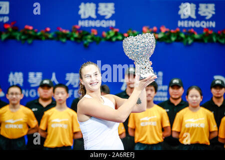 Aryna Sabalenka von Belarus wirft mit der Champion Trophy nach dem Sieg über Kiki Bertens der Niederlande während singles Finale der 2019 der Frauen Stockfoto