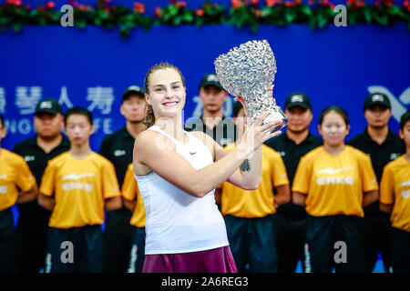 Aryna Sabalenka von Belarus wirft mit der Champion Trophy nach dem Sieg über Kiki Bertens der Niederlande während singles Finale der 2019 der Frauen Stockfoto