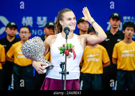 Aryna Sabalenka von Belarus wirft mit der Champion Trophy nach dem Sieg über Kiki Bertens der Niederlande während singles Finale der 2019 der Frauen Stockfoto