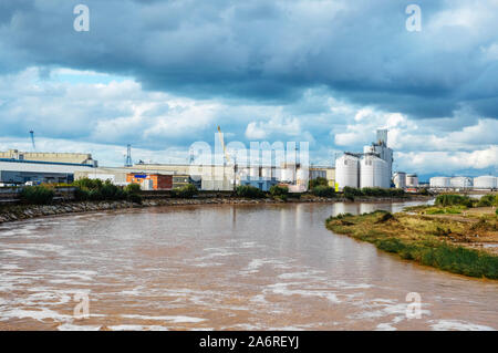 Ein Blick auf den Fluss Francoli in Tarragona, Spanien, in der Nähe der Mündung der Tag nach einem starken Hochwasser Stockfoto