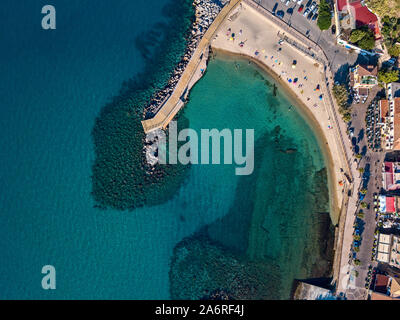 Luftaufnahme der Marina Beach, Pizzo Calabro. Die Seebrücke und den Strand mit Sonnenschirmen und Badegäste. Küste von Kalabrien. Italien Stockfoto