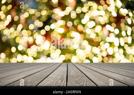 Mock up Perspektive leer Top Holzplatte und Bokeh Lichter der Weihnachtsbaum leuchtet von mehreren Satelliten. Geeignet für den Einsatz als Hintergrund Stockfoto