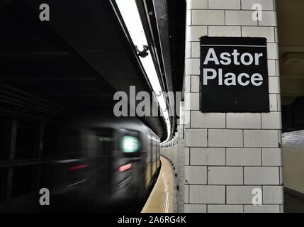 NYC High Speed U-Bahn Anreise Astor Place in New York City so Ho Straßen Stockfoto
