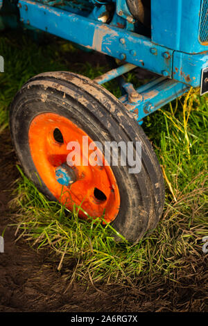 Aus einem Schlammigen Altmodische Traktor in einem Feld Detail auf einem Bauernhof Stockfoto