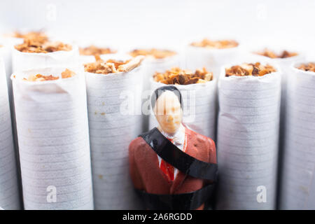 Man Figur zu Zigaretten als anti rauchen Konzept gebunden Stockfoto