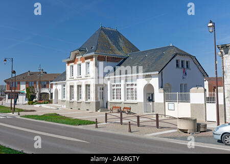 Europa, Frankreich, Grand Est, L'Epine, Maison Kommune und Schule Stockfoto