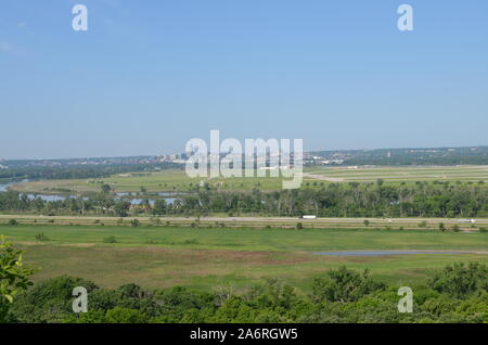 Später Frühling in Iowa: Blick über den Missouri River in Downtown Omaha Stockfoto