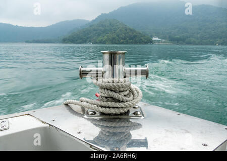 Liegeplatz post auf einem kleinen Boot auf dem schönen grünen Wasser Stockfoto