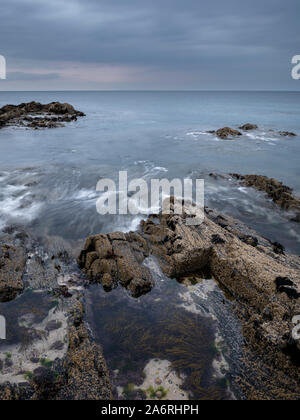 Moody Meereslandschaft mit Bewegung im Wasser bei Westward Ho, North Devon, Großbritannien Stockfoto