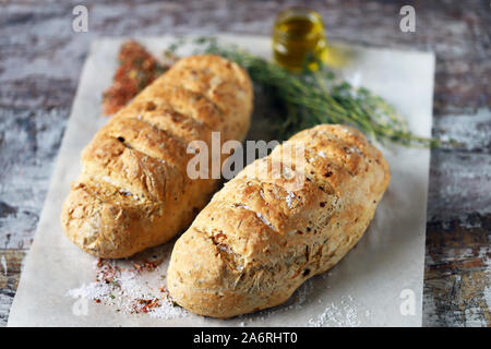 Leckeres frisches hausgemachtes Brot. Italienisches Brot mit Kräutern. Selektive konzentrieren. Makro. Stockfoto