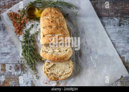 Leckeres frisches hausgemachtes Brot. Italienisches Brot mit Kräutern. Selektive konzentrieren. Makro. Stockfoto