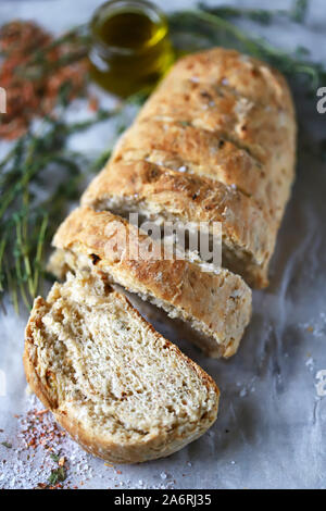 Leckeres frisches hausgemachtes Brot. Italienisches Brot mit Kräutern. Selektive konzentrieren. Makro. Stockfoto