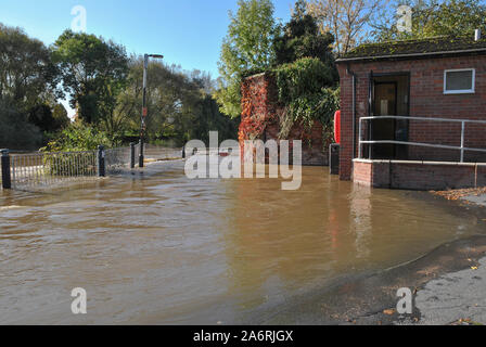 Das Wehr in Shrewsbury nach den letzten starken Regen in Shropshire überflutet Stockfoto