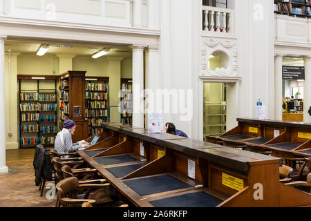 Junge Studenten am Schreibtisch arbeiten, Bristol Central Library, Großbritannien Stockfoto