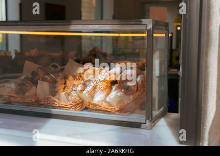 Frisches Gebäck zum Verkauf in einem Schaufenster Valencia, Spanien. Stockfoto