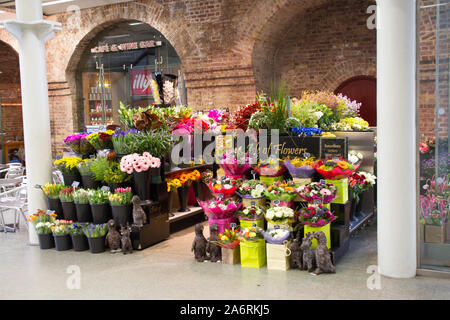 Blume Verkäufer am Bahnhof Stockfoto