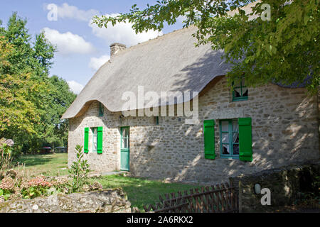 Reetdachhaus Kerhinet, Bretagne Stockfoto