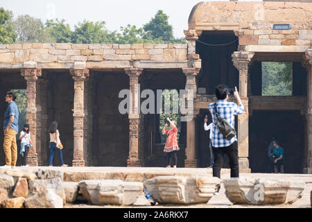 Filigrane Steinschnitzereien auf dem Kreuzgang spalten Quwwat ul-Islam Moschee, Qutb Komplex, Delhi-Säulen von Jain Tempel. Stockfoto