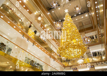 Moskau, Russische Föderation - 04.01.2019: Silvester und Weihnachten Innenausstattung von Tsum Kaufhaus in Moskau auf dem Roten Platz. Zustand Departme Stockfoto