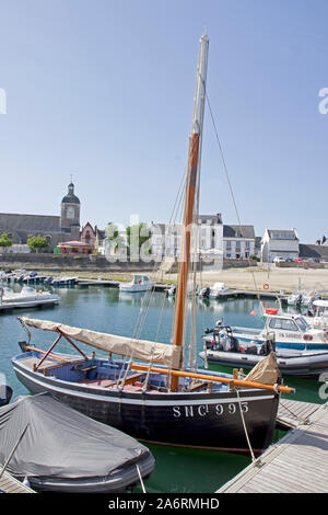 Hölzerne Segelboot in Piriac-sur-Mer festgemacht Stockfoto