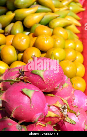 Dragon Obst, Orange, Mango frische Früchte in den lokalen Einzelhandel, Khao Kho Bezirk, Phetchabun Provinz Thailand Stockfoto