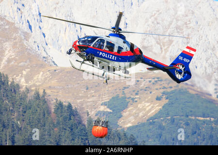 Innsbruck/Österreich Oktober 26, 2019: OE-BXP Airbus Hubschrauber H135/EC135 P3 am InnsbruckAirport. Stockfoto