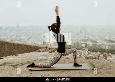 Junge Frau Üben Yoga, asana mit Hände zusammen. Barcelona Stockfoto