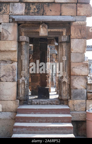 Jain Tempel Säule aus dem Qutub Minar Complex, Delhi. Stockfoto