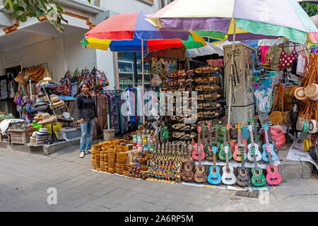 In Ubud, Indonesien - 17. September 2018: Szene bei Ubud traditionellen Kunstmarkt, beliebtes Souvenir Geschäfte in Bali. Stockfoto