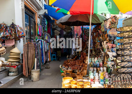 In Ubud, Indonesien - 17. September 2018: Szene bei Ubud traditionellen Kunstmarkt, beliebtes Souvenir Geschäfte in Bali. Stockfoto