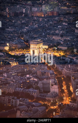 Arc de Triomphe in Paris vom Eiffelturm gesehen nach sunswet Stockfoto