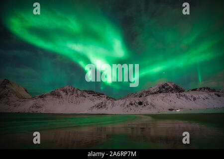 Northern lights Tanz in den Himmel von Norwegen Stockfoto