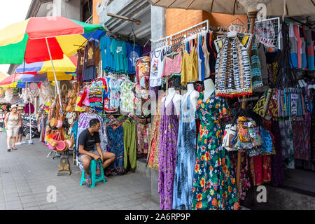 In Ubud, Indonesien - 17. September 2018: Szene bei Ubud traditionellen Kunstmarkt, beliebtes Souvenir Geschäfte in Bali. Stockfoto