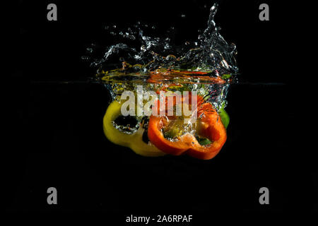 Pfeffer in verschiedenen Farben gin Wodka Spritzwasser. Stockfoto