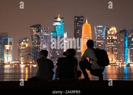 Leute, die den Blick auf die Skyline von Doha in Katar leuchtet Stockfoto