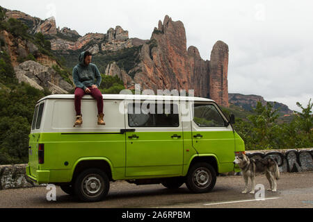 Van linfe junger Mann reist in einer Van Stockfoto