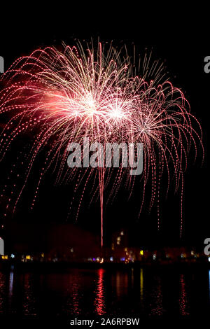 Feuerwerk spiegelnde Wasser Frohes neues Jahr 2020 der Tag der Unabhängigkeit Stockfoto