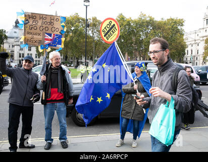 London, Großbritannien. 28 Okt, 2019. Verlassen und bleiben Brexit Demonstranten sind noch demonstrieren auf College Green und außerhalb des Houses of Parliament in Westminster, London. Da die EU stimmt Brexit verzögern, bis Januar 2020. Credit: Keith Larby/Alamy leben Nachrichten Stockfoto