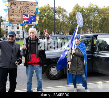 London, Großbritannien. 28 Okt, 2019. Verlassen und bleiben Brexit Demonstranten sind noch demonstrieren auf College Green und außerhalb des Houses of Parliament in Westminster, London. Da die EU stimmt Brexit verzögern, bis Januar 2020. Credit: Keith Larby/Alamy leben Nachrichten Stockfoto