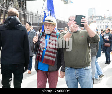 London, Großbritannien. 28 Okt, 2019. Verlassen und bleiben Brexit Demonstranten sind noch demonstrieren auf College Green und außerhalb des Houses of Parliament in Westminster, London. Da die EU stimmt Brexit verzögern, bis Januar 2020. Credit: Keith Larby/Alamy leben Nachrichten Stockfoto